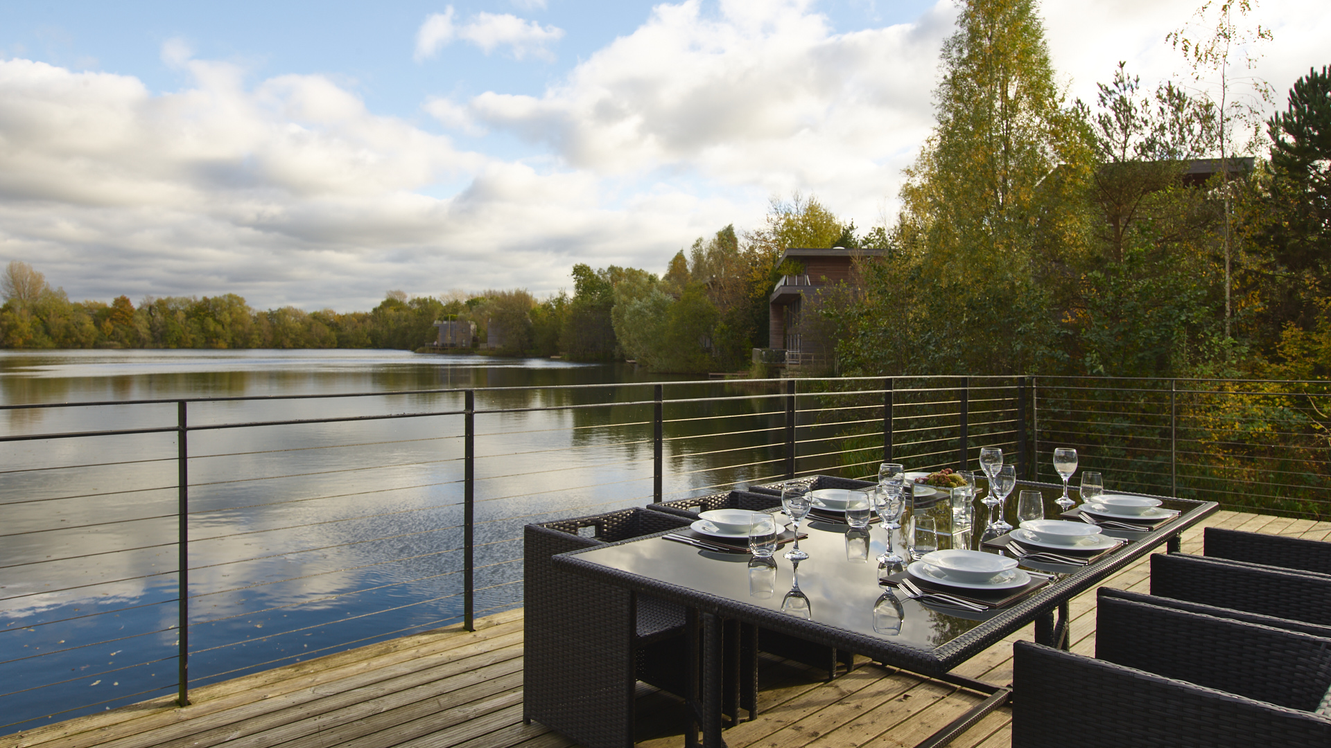Roof terrace with panoramic view of three lakes - Glass House Cotswolds